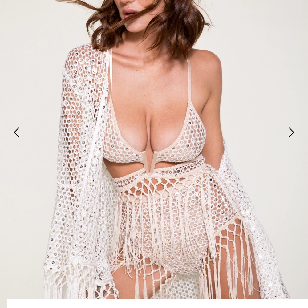 EastnWest Verona bra + Vienna bottoms + cruise jacket in white mirror